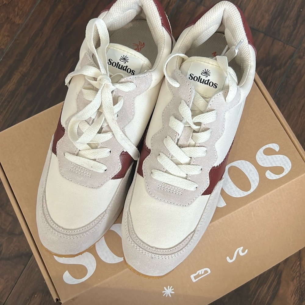 NEW WOMENS SOLUDOS SNEAKERS SIZE 8.5